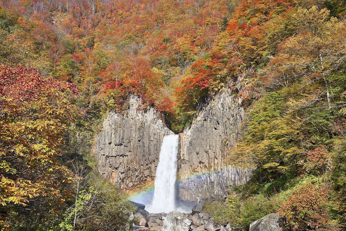 秋の紅葉情報　苗名滝